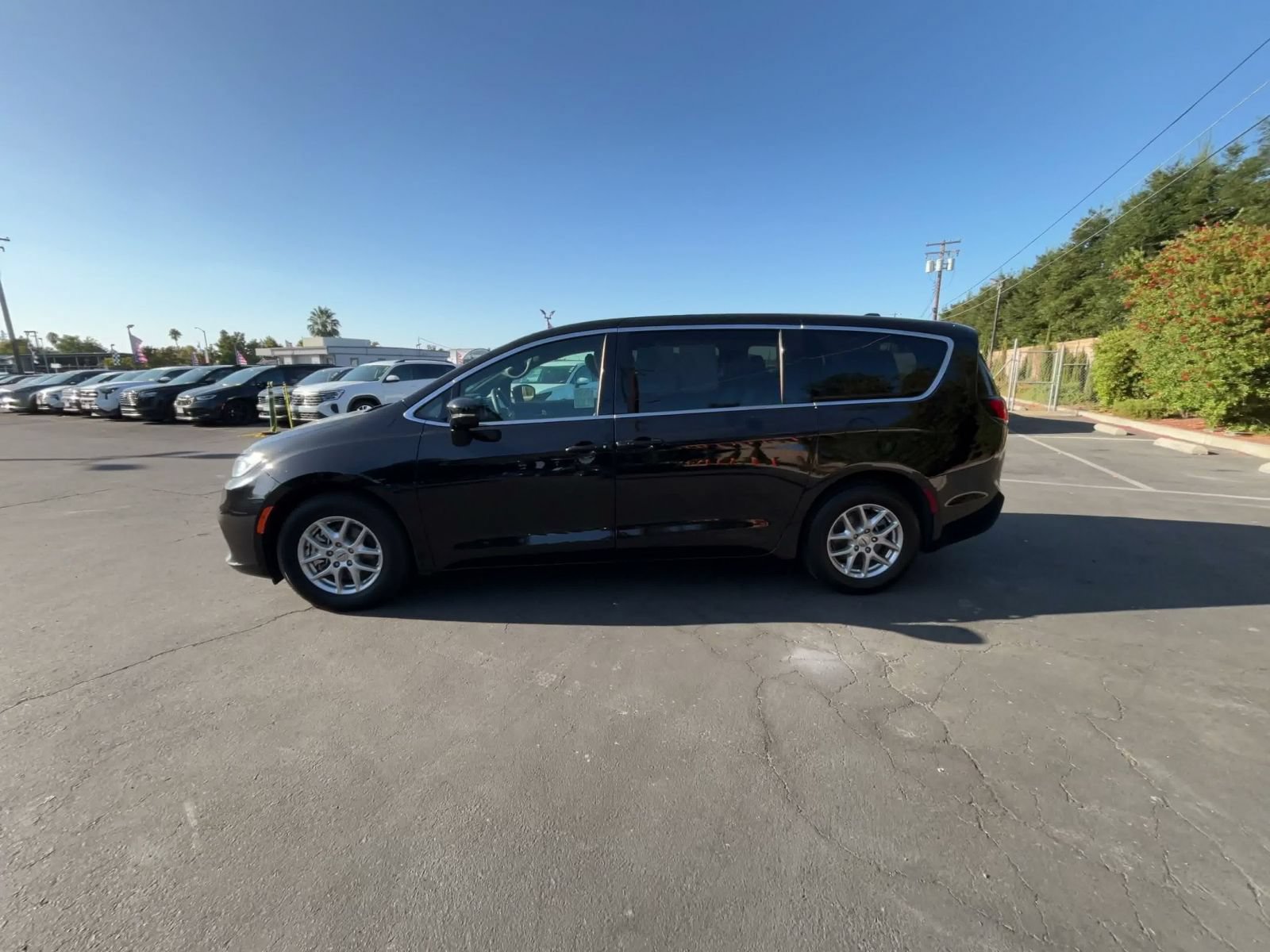 Used 2025 Chrysler Pacifica Select FWD image 8