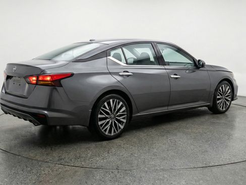 Used 2025 Nissan Altima 2.5 SV FWD image 9