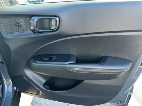 Used 2025 Hyundai Venue Limited FWD image 21