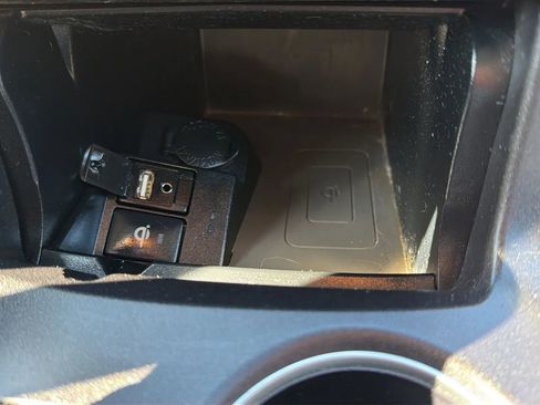 Used 2016 Toyota Camry XLE w/ Moonroof Package FWD image 19