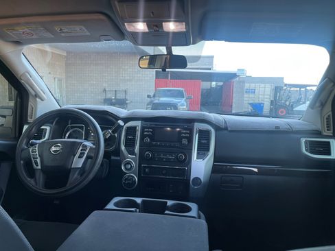 Used 2017 Nissan Titan SV image 20