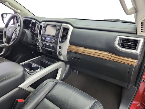 Used 2019 Nissan Titan SL image 29