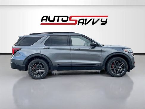 Used 2025 Ford Explorer ST-Line w/ ST-Line Street Pack image 8