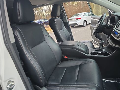 Used 2018 Toyota Highlander XLE image 10