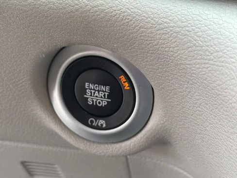 Used 2024 Chrysler Pacifica Touring-L FWD image 24