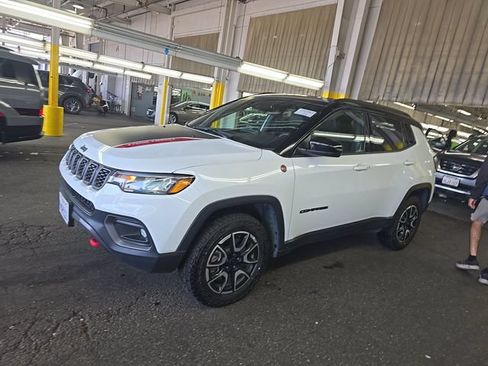 Used 2025 Jeep Compass Trailhawk AWD/4WD image 1