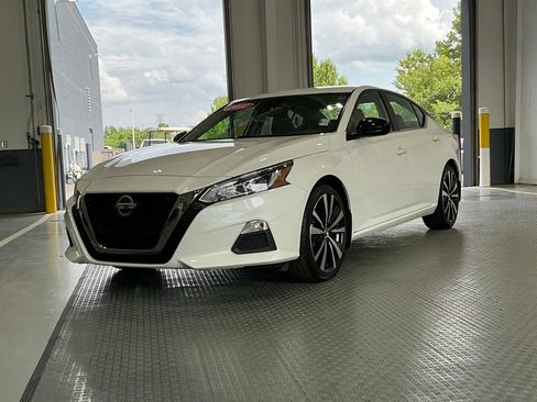 Used 2022 Nissan Altima 2.5 SR FWD image 2