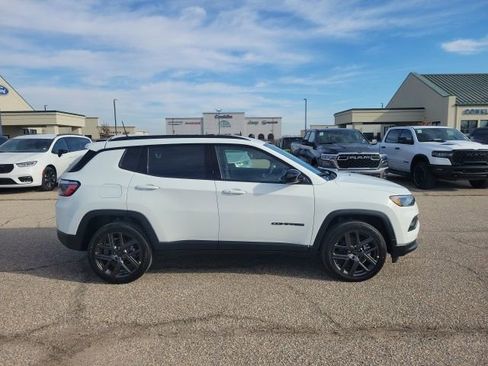 New 2026 Jeep Compass Latitude image 18