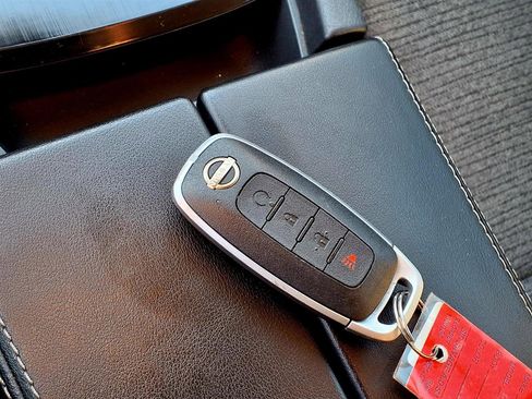 Used 2023 Nissan Rogue SV image 11