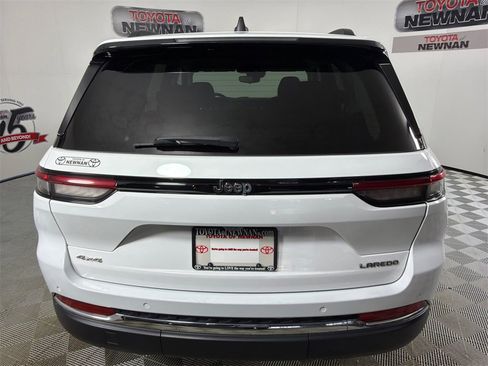 Used 2023 Jeep Grand Cherokee Laredo image 4