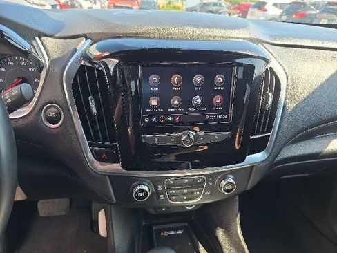 Used 2023 Chevrolet Traverse LT FWD image 17