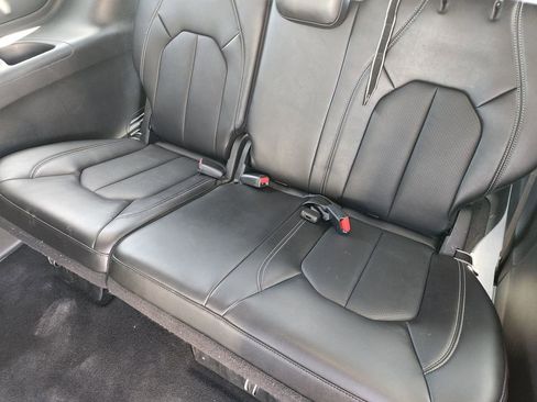 Used 2025 Chrysler Pacifica Select image 32