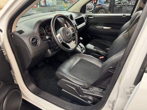 Used 2017 Jeep Compass Latitude FWD image 14