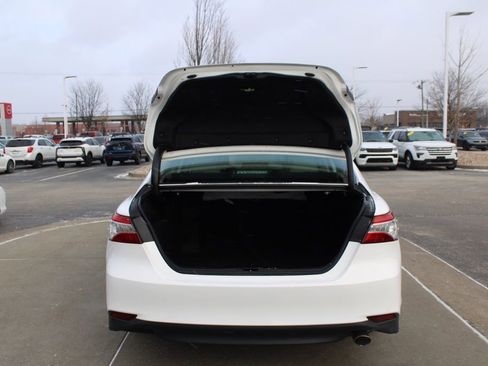 Used 2019 Toyota Camry XLE image 9