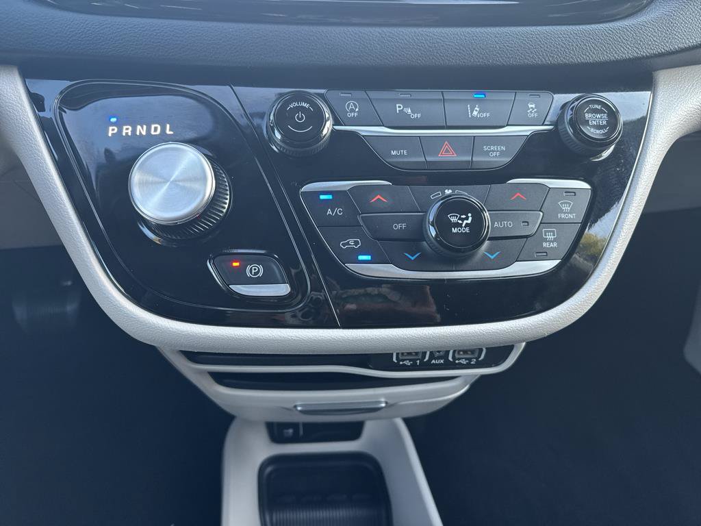 Used 2024 Chrysler Pacifica Touring-L FWD image 16