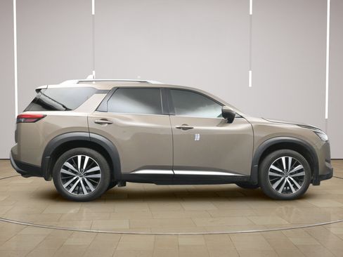 Certified 2024 Nissan Pathfinder Platinum FWD image 28