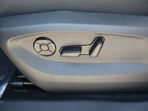 Used 2025 Volkswagen Tiguan SE FWD image 14