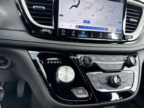 New 2026 Chrysler Pacifica Select FWD image 19