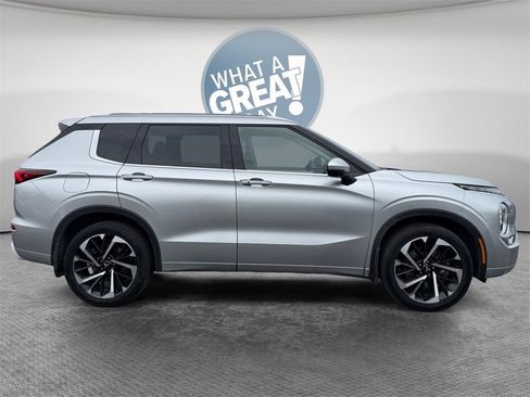 Used 2022 Mitsubishi Outlander SEL image 2