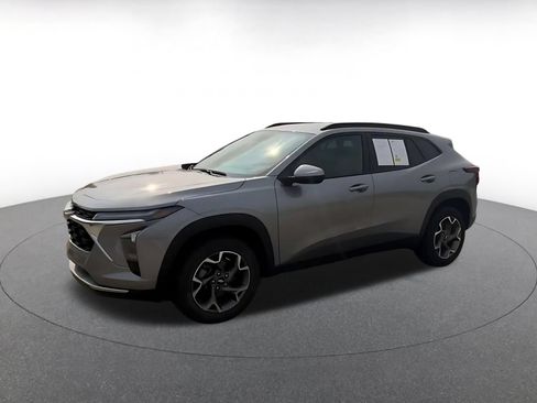 Used 2025 Chevrolet Trax LT FWD image 7
