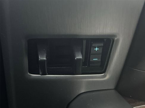 Used 2015 Ford F150 Platinum w/ Technology Package image 19