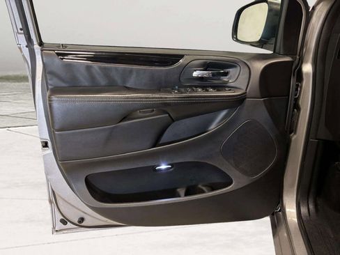 Used 2016 Dodge Grand Caravan SE FWD image 15