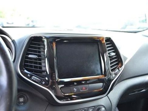 Used 2019 Jeep Cherokee Limited FWD image 12