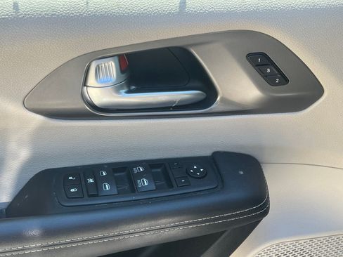 Used 2023 Chrysler Pacifica Touring-L FWD image 25