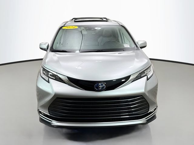 Used 2024 Toyota Sienna Limited AWD/4WD image 2