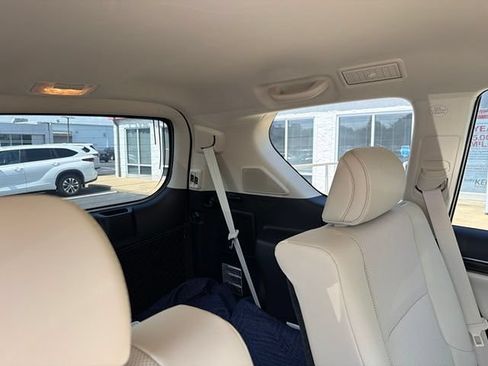 Used 2023 Lexus GX 460 Premium w/ Accessory Package AWD/4WD image 15