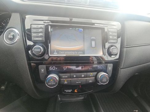 Used 2017 Nissan Rogue SV AWD/4WD image 17