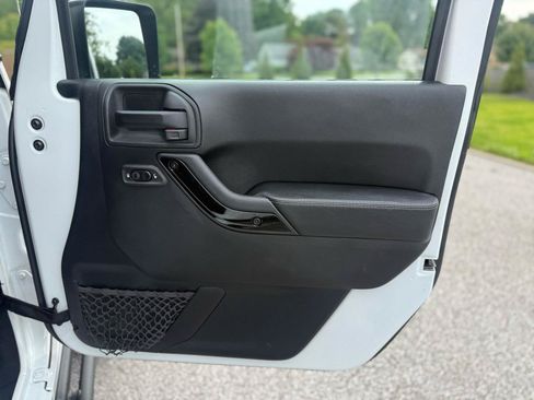 Used 2017 Jeep Wrangler Unlimited Sahara AWD/4WD image 41