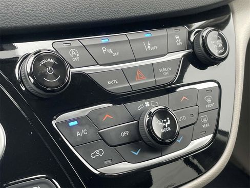 Used 2023 Chrysler Pacifica Touring-L image 28