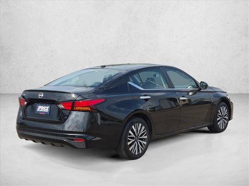 Used 2025 Nissan Altima 2.5 SV FWD image 5