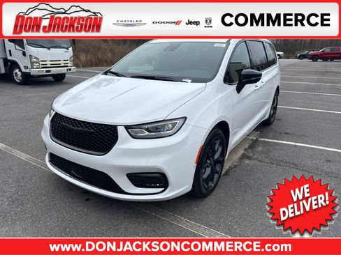 New 2026 Chrysler Pacifica Select image 1