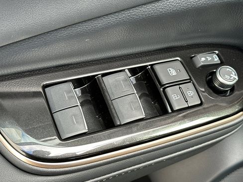 New 2025 Toyota Crown Signia image 12