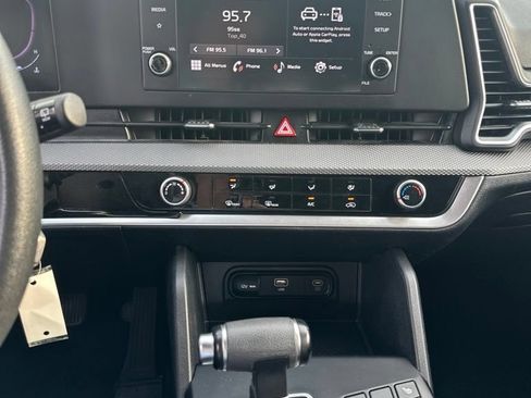 Used 2023 Kia Sportage LX AWD/4WD image 6
