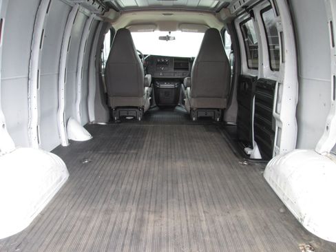 Used 2017 Chevrolet Express 2500 image 25