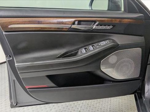 Used 2017 Genesis G90 3.3T Premium image 13