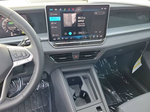 New 2026 Volkswagen Tiguan SE FWD image 24