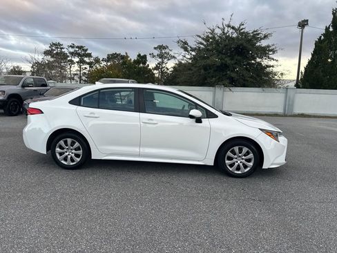 Used 2025 Toyota Corolla LE image 4