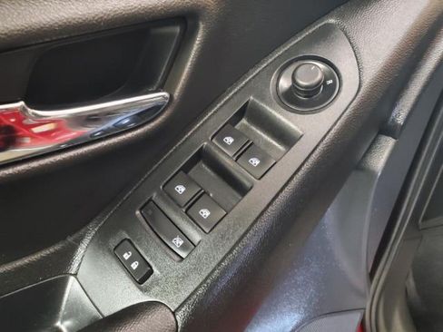 Used 2019 Chevrolet Trax LT w/ LT Convenience Package FWD image 11