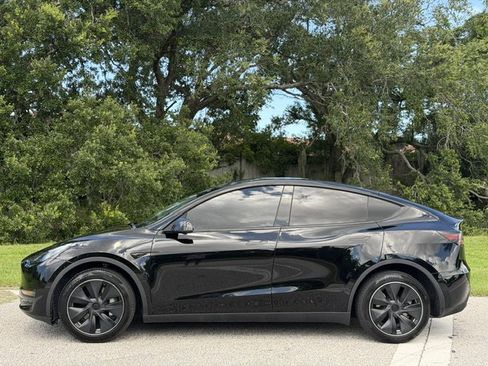 Used 2023 Tesla Model Y Long Range AWD/4WD image 2