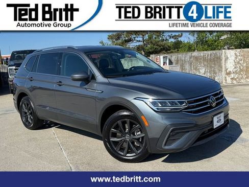 Used 2024 Volkswagen Tiguan SE FWD image 1