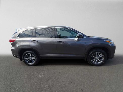 Used 2019 Toyota Highlander XLE AWD/4WD image 2