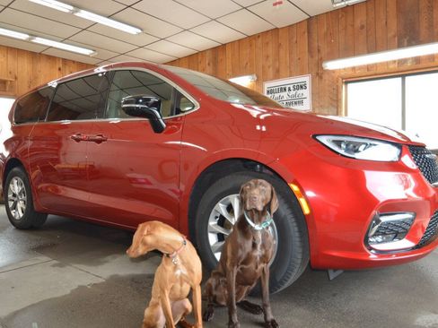 Used 2025 Chrysler Pacifica Select AWD/4WD image 2