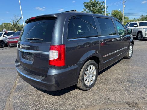 Used 2014 Chrysler Town & Country Touring FWD image 5