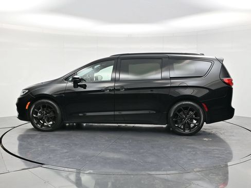Used 2025 Chrysler Pacifica Limited FWD image 8