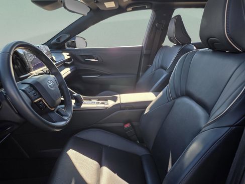 Used 2023 Toyota Crown Platinum image 11