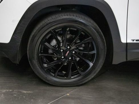 Used 2024 GMC Terrain SLE w/ Elevation Edition AWD/4WD image 9